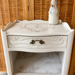 Chevet vintage relooké blanc nacré