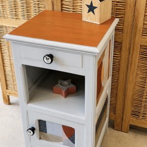 Chevet vintage relooké gris lin & terracotta – Le Chien Bouton