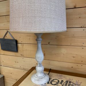Lampe à poser relookée "Ballustre" gris patiné, abat-jour rotin naturel