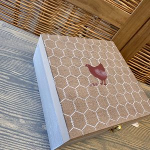 Boîte à thé relookée "La Poulette" – taupe & prune, motif grillage campagne