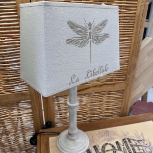Lampe à poser relookée "La Libellule" – pied bois patiné & abat-jour lin pochoir