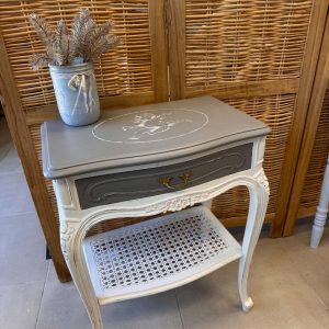 Table de chevet relookée "Ange" – gris taupe, blanc & dorée, style Louis XV VENDU