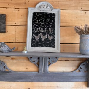 Étagère murale ancienne « Fleurs sculptées » – gris patiné, consoles ajourées