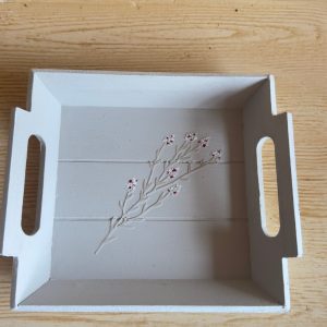 Plateau en bois blanc cassé, branche aux baies rouges